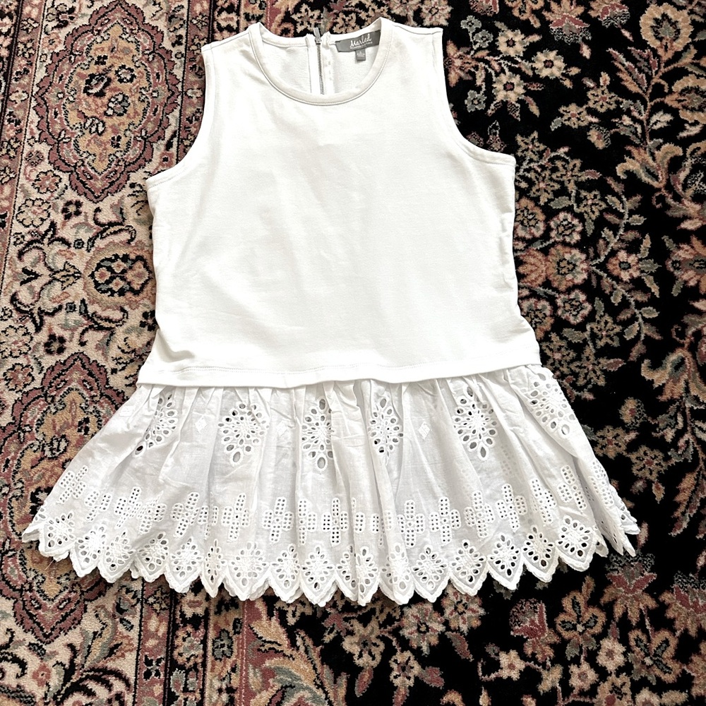 Very cute white sleeveless top.